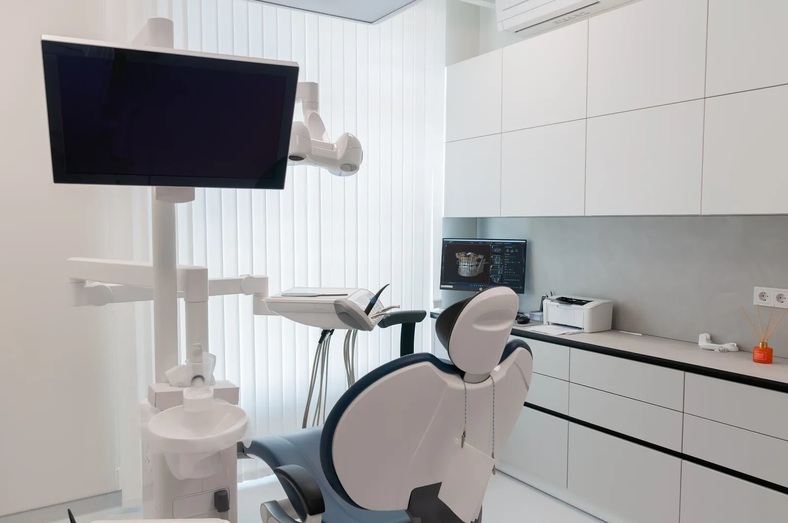 Кабінет Smile з монітором, на якому лікар показує план лікування