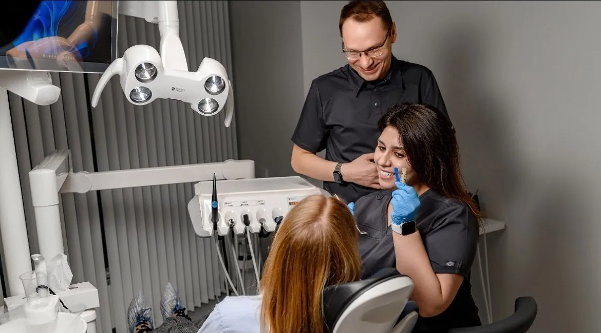 Лікар і асистентка оглядають пацієнтку під час CHECK-UP